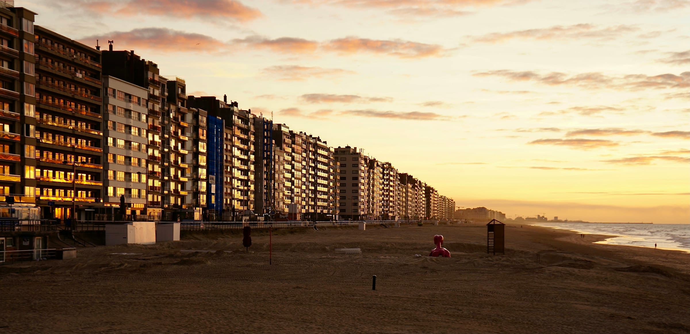 Zeedijk bij zonsondergang