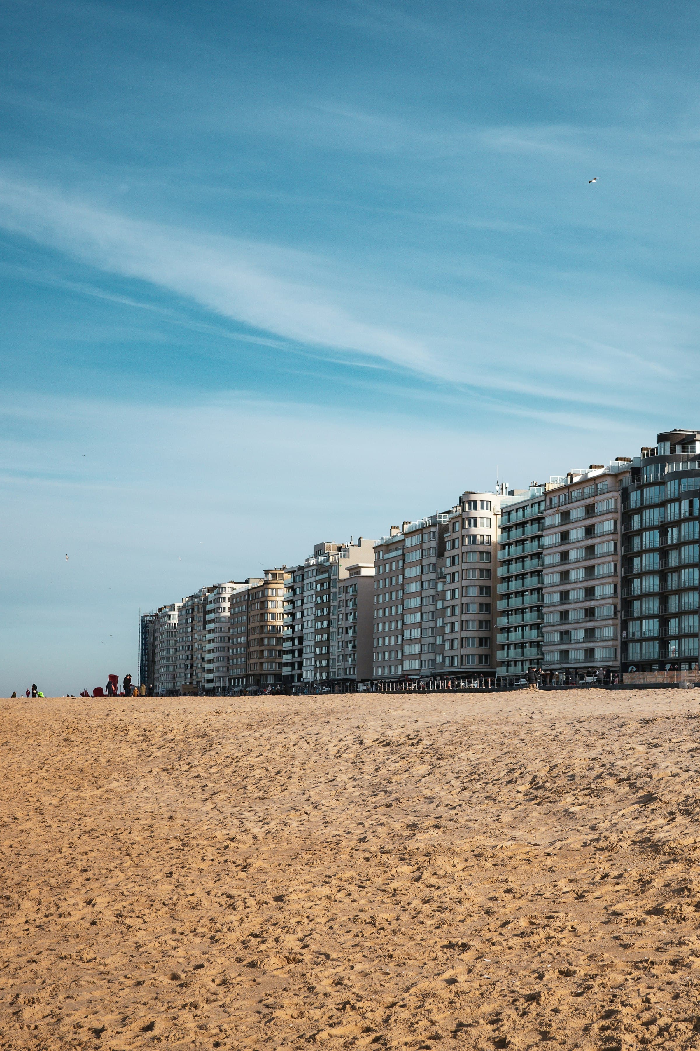 Appartementen op de zeedijk aan het strand