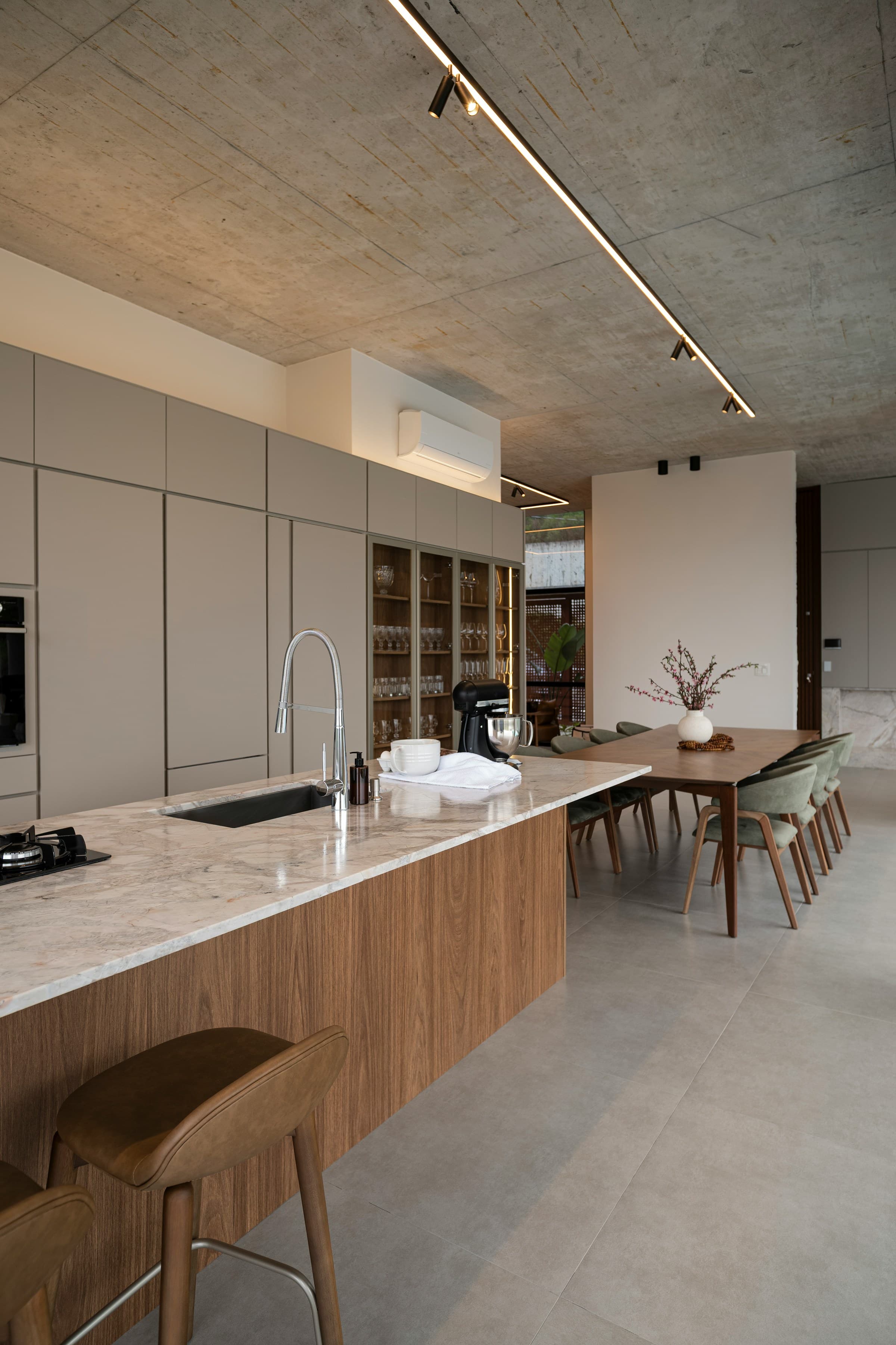Loft avec cuisine ouverte et plafond en béton